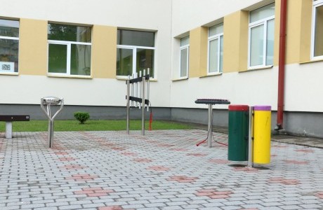 Dzūkijos pagrindinės mokyklos prieigose įkurta lauko muzikos instrumentų aikštelė