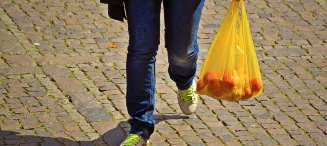 Už nemokamą lengvųjų plastikinių pirkinių maišelių dalijimą gresia baudos