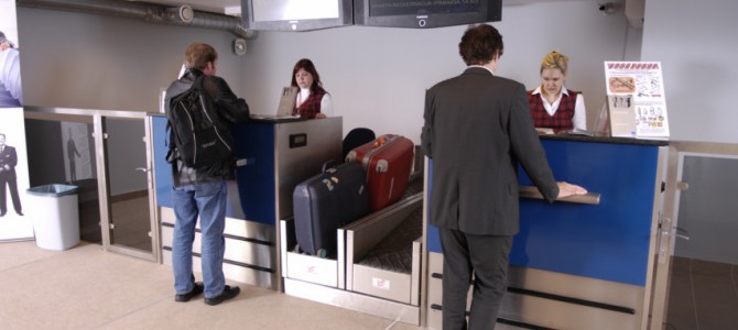 Dėl sustiprintų aviacijos saugumo patikros procedūrų – tam tikrais laikotarpiais gali formuotis keleivių eilės Vilniaus oro uoste